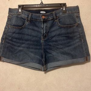 Old Navy ladies denim shorts size 14.